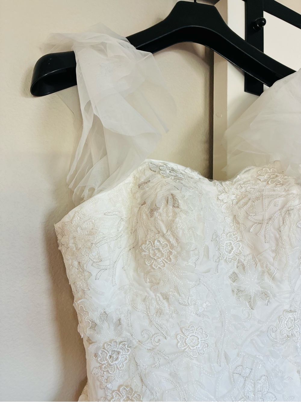 Size M Stunning Lace Wedding Gown - Picture 3 of 16